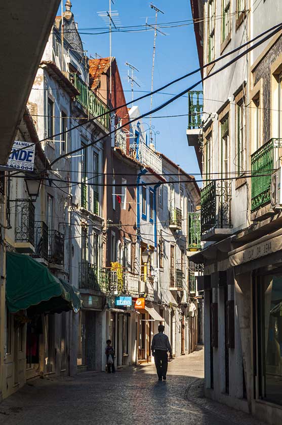 The narrow streets of Alc&aacute;cer do Sal.