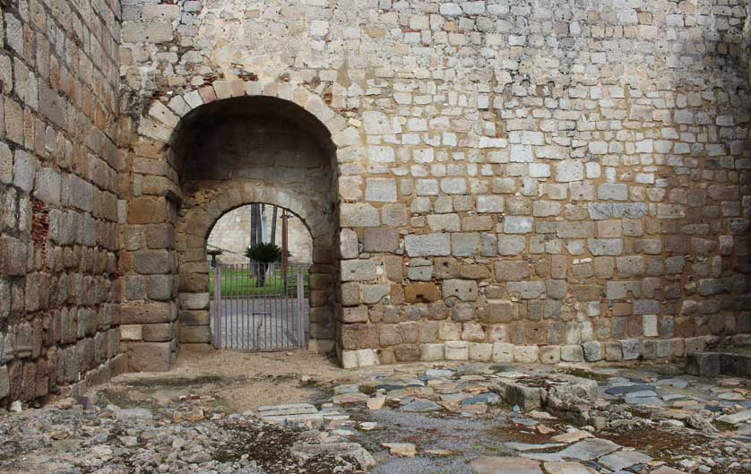 Horseshoe-style gate in Mérida.