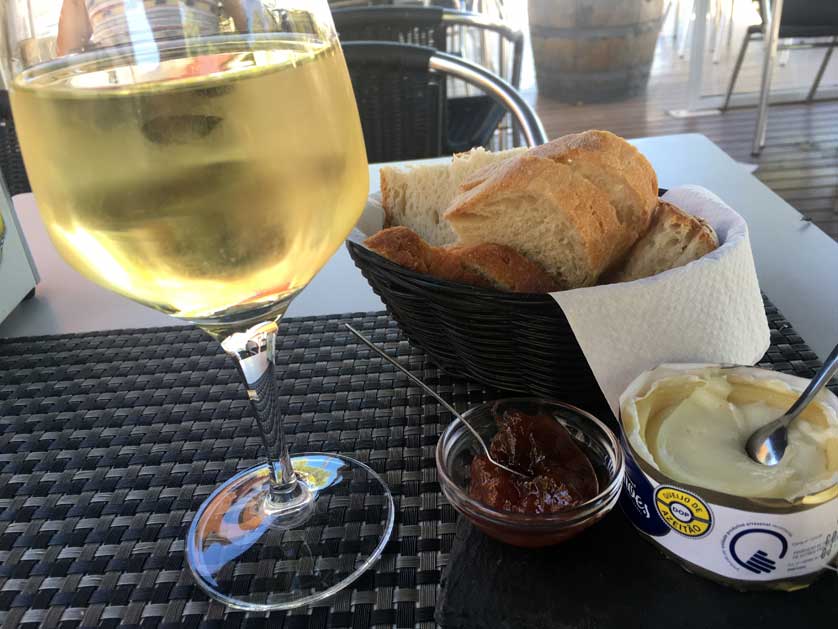 Moscatel white wine and Azeitão cheese.