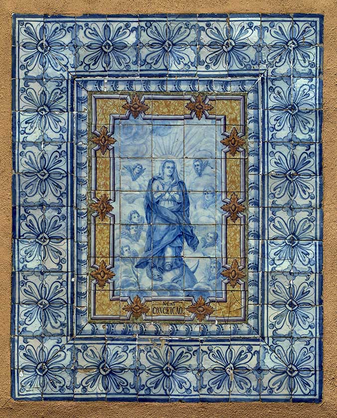 Azulejos tiles on the Casa do Ferreira das Tabuletas.
