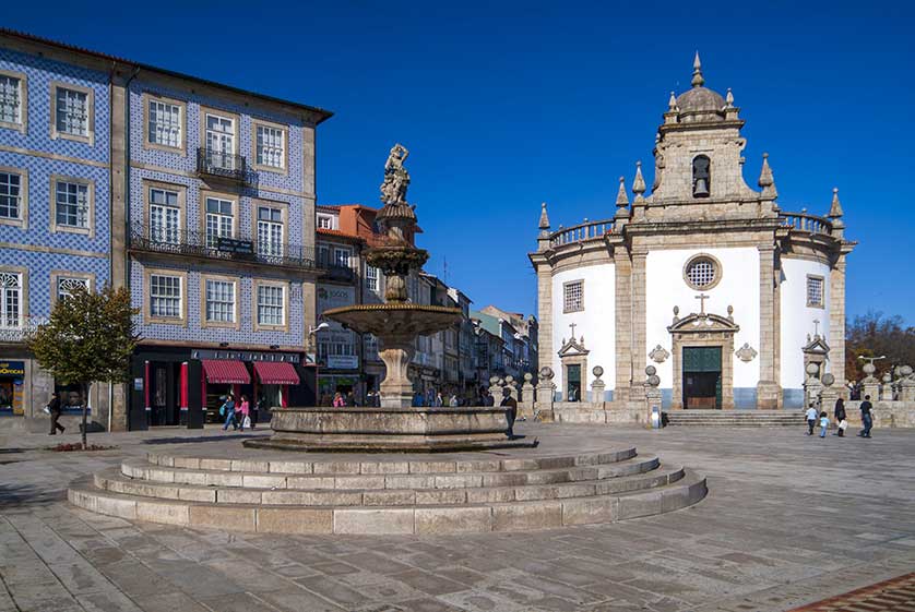 Chafariz do Largo da Porta Nova, Portugal.