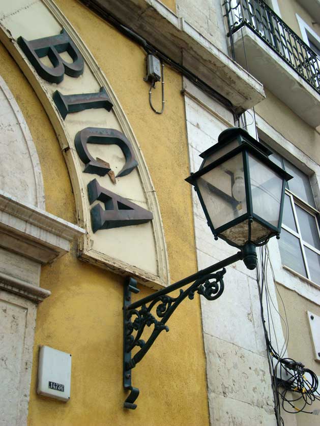 Entrance to the elevador.