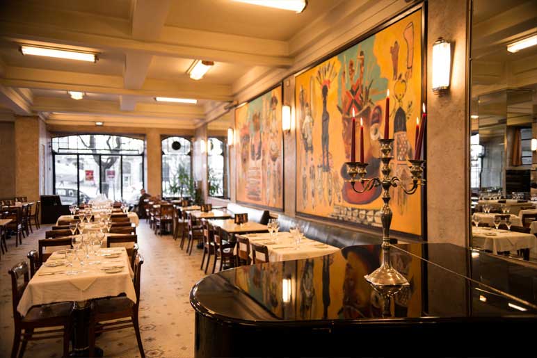The cafe hosts regular evening performances.