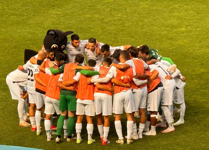Académica team huddle.