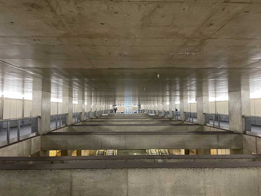 The monumental interior of the station.