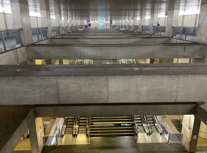 The monumental interior of the station.