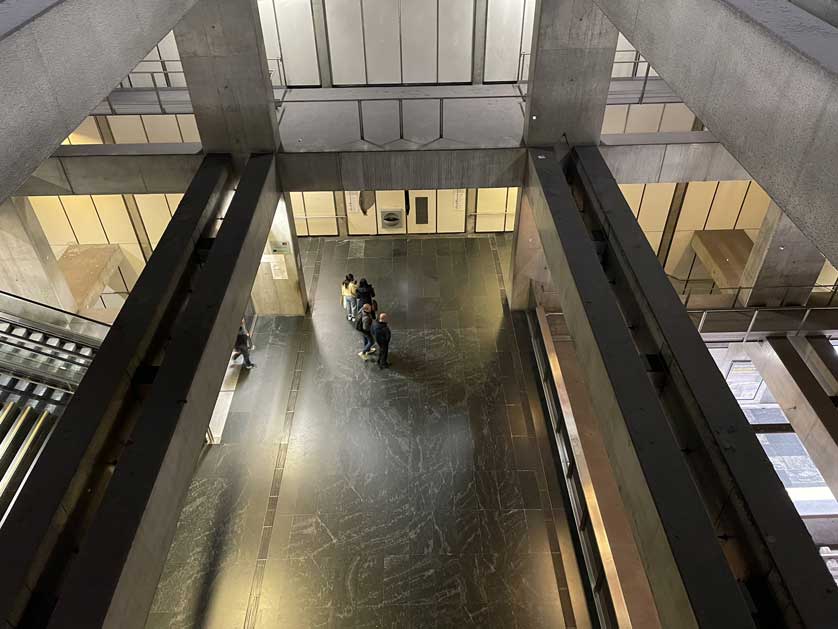 The station descends 28 meters underground.