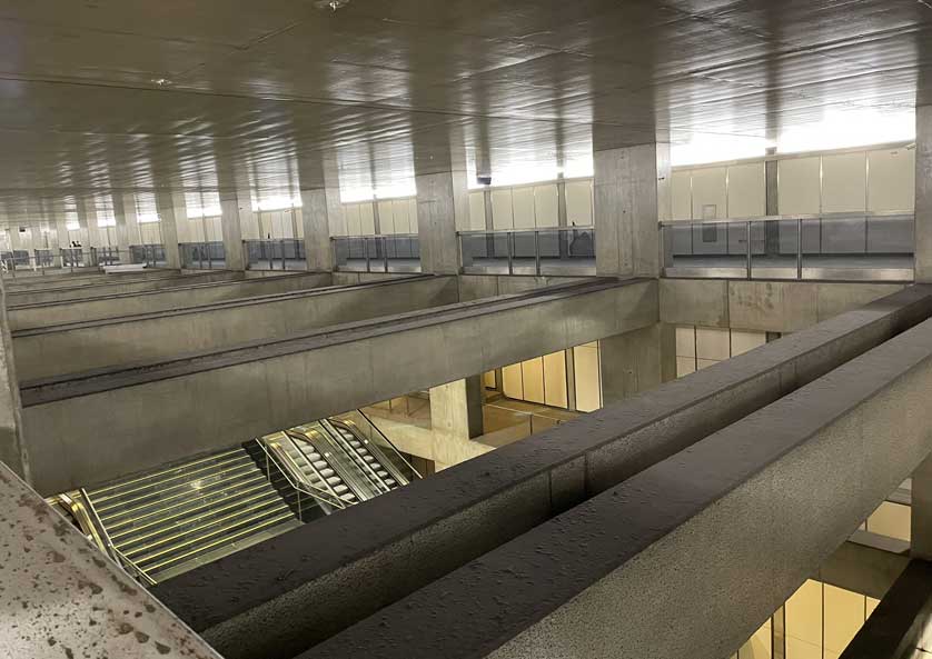 The station descends 28 meters underground.