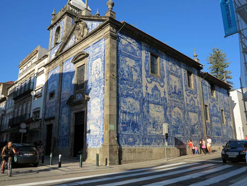 The tile panels depict The Death of St. Francis of Assisi.