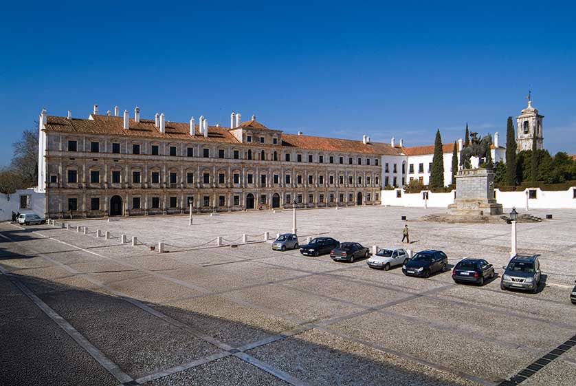 The first stage of the classical facade was completed in 1635.