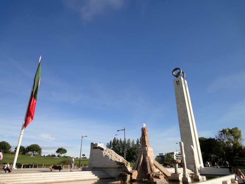 Monument and fountain to the 25th April Revolution by Portuguese sculptor João Cutileiro.