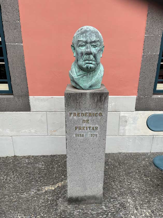 Bust of Frederico de Freitas.