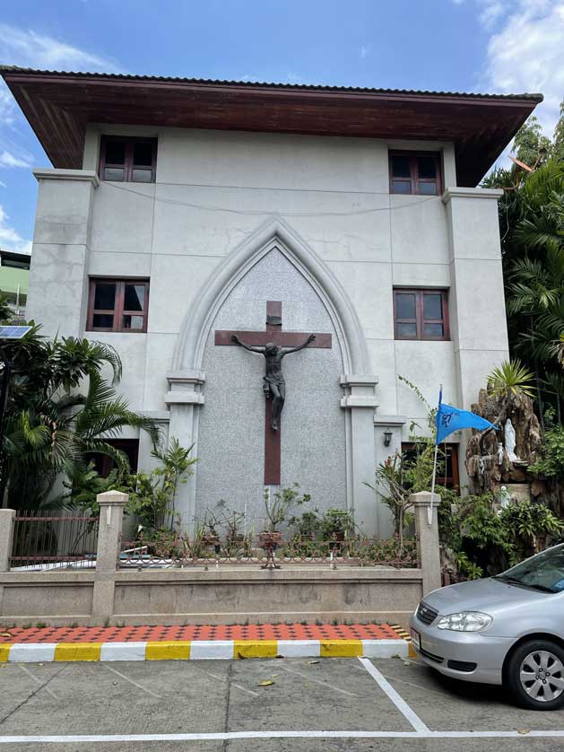 The adjacent Kularb Wittaya School.