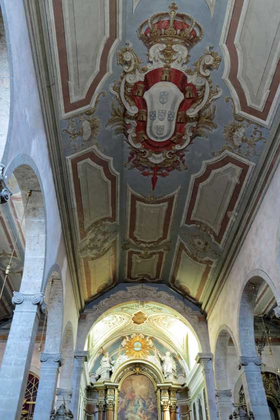 Decorated ceiling with the coat of arms of Portugal.