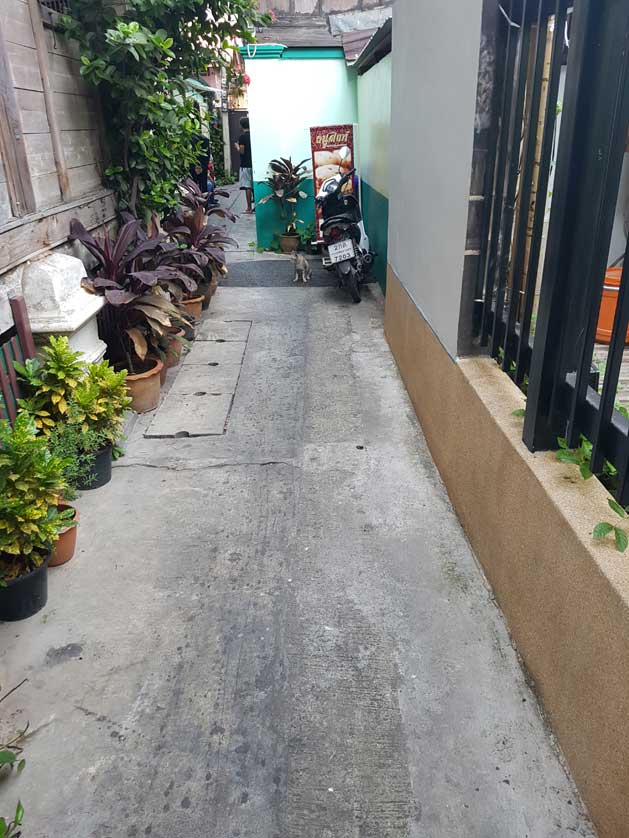 Narrow path leading to Thanusingh Bakery House.