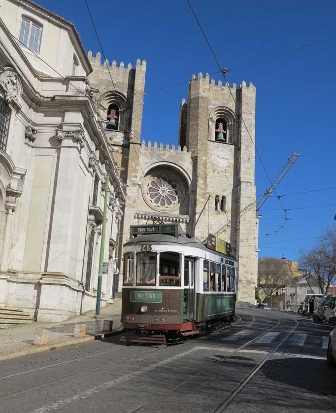 The Igreja de Santo António de Lisboa (Santo António Church) on the left and Lisbon Cathedral.