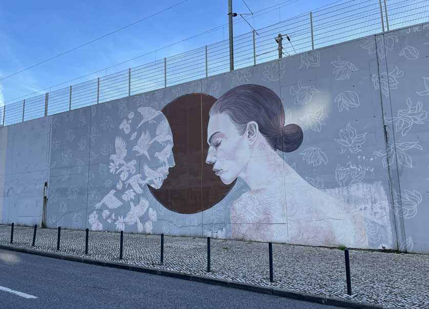 Mural by Anglo-Portuguese artist Jacqueline de Montaigne, Lisbon.