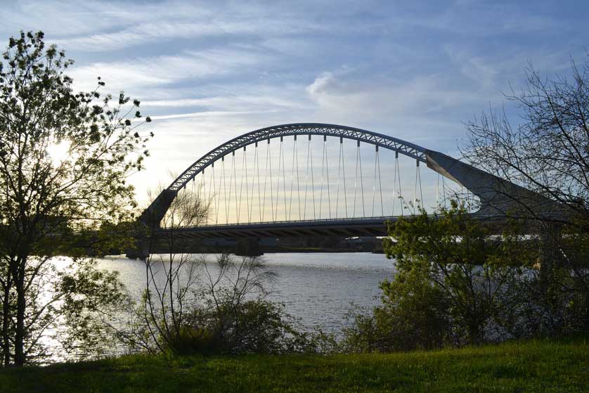 A view over the River Guadiana and the Puente Lusitania.