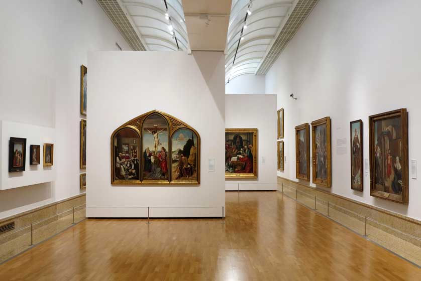 The galleries are spacious and easy to walk.