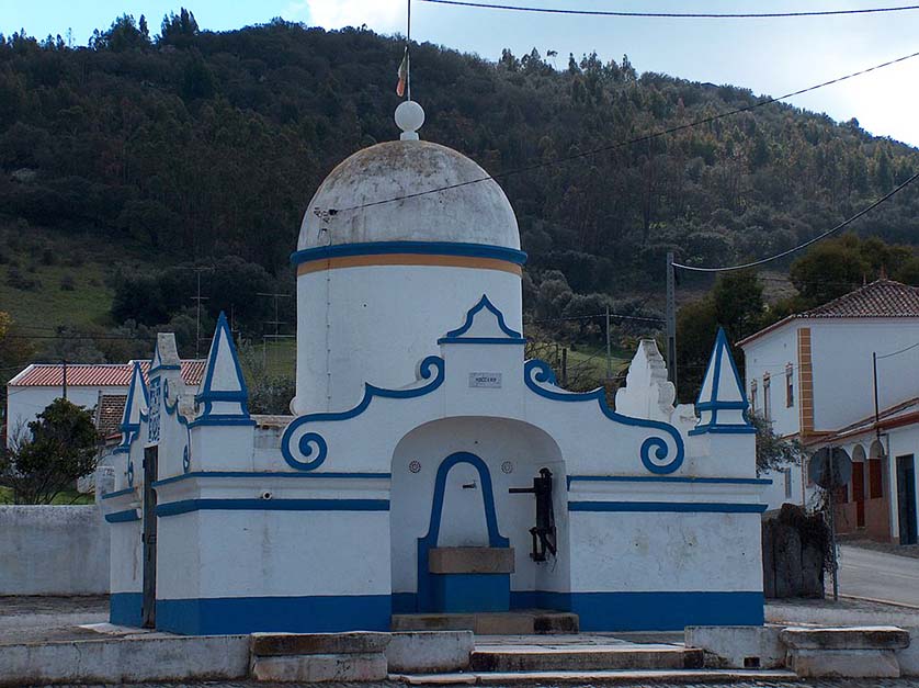 The 18th-century fountain of Telheiro.