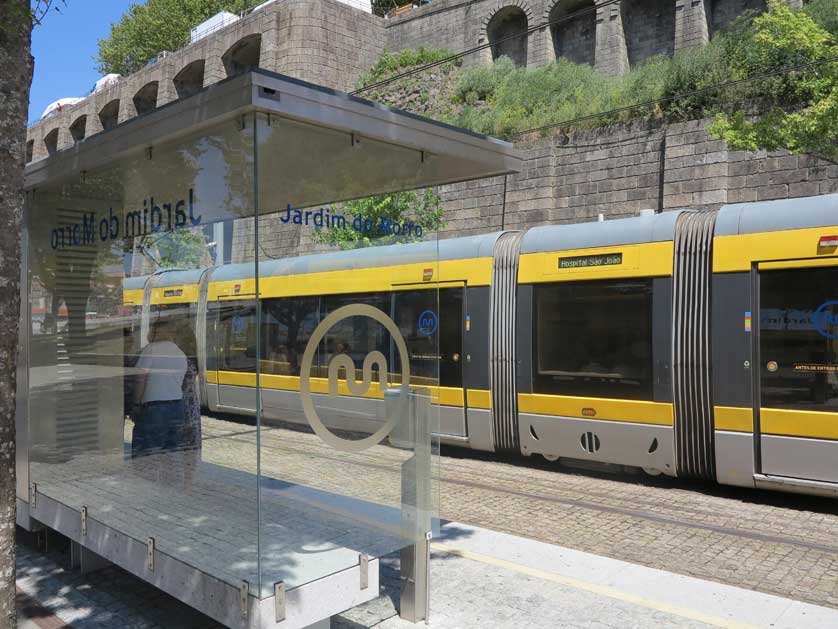 Jardim do Morro Station platforms.