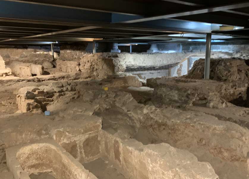 The crypt contains tombs from the late Roman and Visigothic periods.