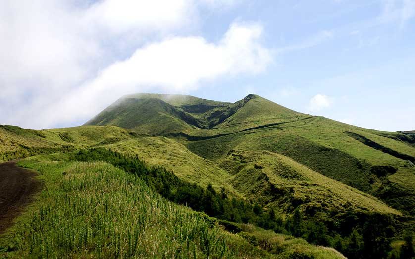 Morro Pelado, a volcanic cinder cone in central São Jorge.