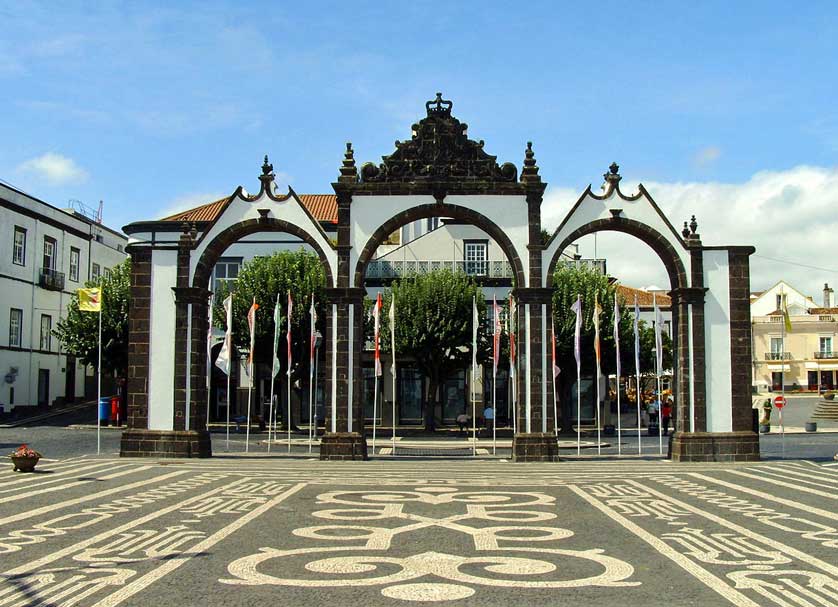 The Portas da Cidade (Gates to the City).