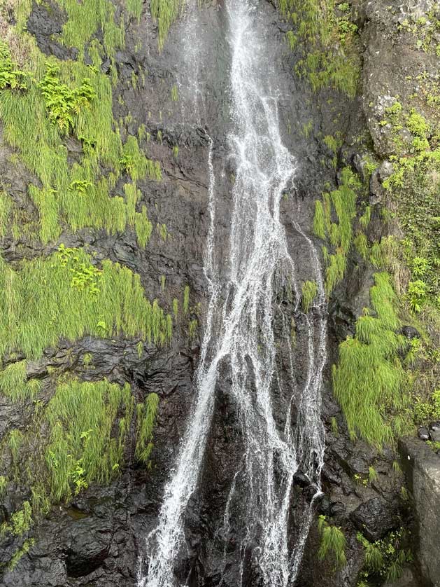 The cascade is close to the small town of São Vicente.