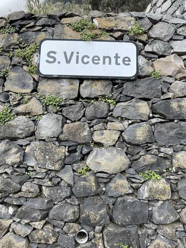 The cascade is close to the small town of São Vicente.