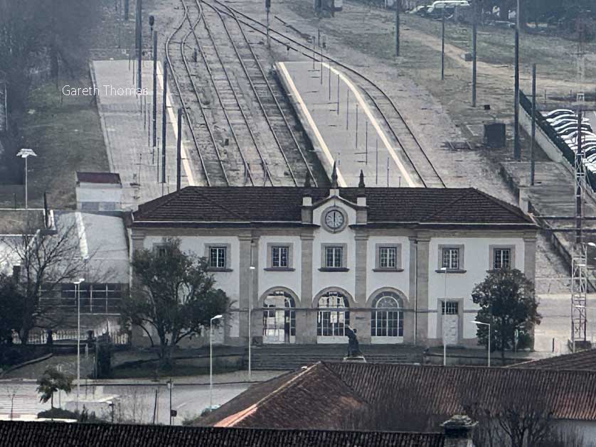The railway station in Tomar is adjacent to the bus terminal.