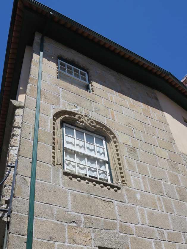 The windows date from the 16th century, Viseu.